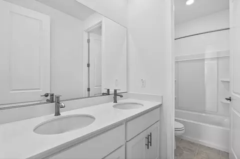 Bath - 1704 Tornillo Ave, Manteca, CA 95337 photo 2 of 11