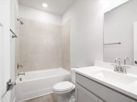 Bath - 102 Kerwin Ct, Greer, SC 29651 photo 3 of 4