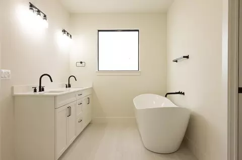 Bath - 11372 Forest View Ln, Sperry, OK 74073 photo 1 of 4