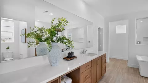 Bath - 28007 Plateau Ter, Valencia, CA 91355 photo 1 of 7