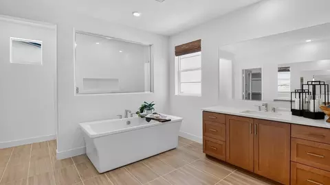 Bath - 28007 Plateau Ter, Valencia, CA 91355 photo 2 of 7