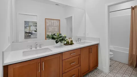 Bath - 28007 Plateau Ter, Valencia, CA 91355 photo 4 of 7