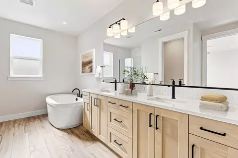 Bath - 1318 E Luna St, Newberg, OR 97132 photo 1 of 1