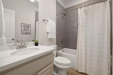 Bath - 5407 Moses Loop, Laredo, TX 78046 photo 2 of 4