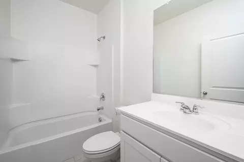 Bath - 717 S 183rd Dr, Goodyear, AZ 85338 photo 2 of 3