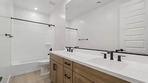 Bath - 2327 N 29th St, Phoenix, AZ 85008 photo 8 of 8