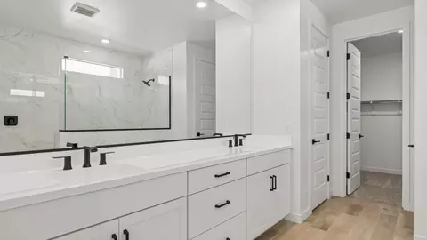 Bath - 2327 N 29th St, Phoenix, AZ 85008 photo 1 of 8