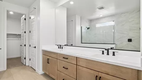 Bath - 2327 N 29th St, Phoenix, AZ 85008 photo 5 of 8