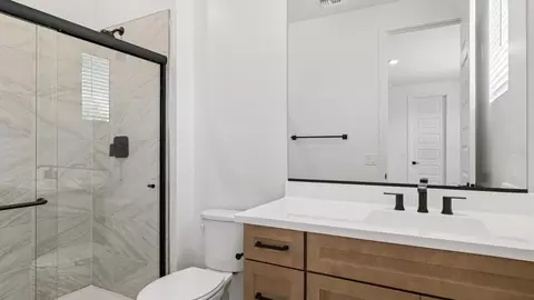 Bath - 2327 N 29th St, Phoenix, AZ 85008 photo 7 of 8