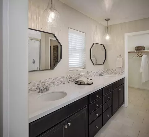 Bath - 701 S Plum Ct, Dinuba, CA 93618 photo 3 of 4