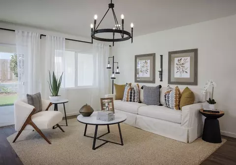 Living - 701 S Plum Ct, Dinuba, CA 93618 photo 2 of 4