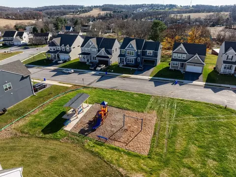 View/Area - 312 Boxwood Dr, Windsor, PA 17366 photo 5 of 15