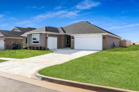 Exterior - 16140 Tall Grass Dr, Moore, OK 73170 photo 14 of 17