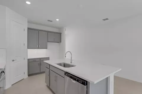 Kitchen - 8124 Sunny Point Trl, Parrish, FL 34219 photo 6 of 9