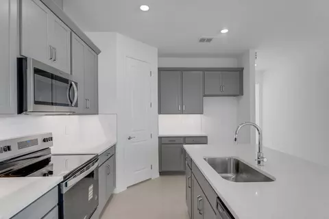 Kitchen - 8124 Sunny Point Trl, Parrish, FL 34219 photo 5 of 9