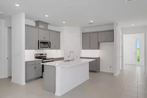 Kitchen - 8124 Sunny Point Trl, Parrish, FL 34219 photo 4 of 9