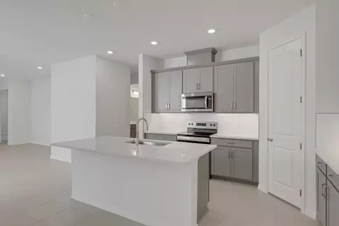 Kitchen - 8124 Sunny Point Trl, Parrish, FL 34219 photo 2 of 9