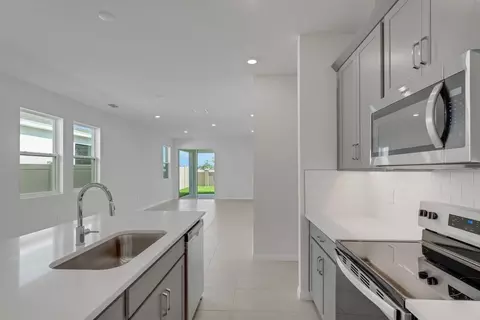 Kitchen - 8124 Sunny Point Trl, Parrish, FL 34219 photo 3 of 9