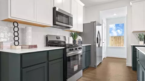 Kitchen - 1004 Switchgrass Ct, Sealy, TX 77474 photo 4 of 6