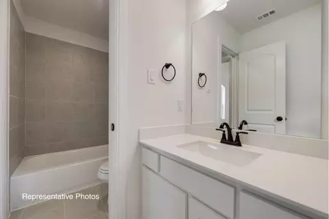 Bath - 1906 Skip Ave, Irving, TX 75062 photo 3 of 6