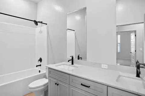 Bath - 960 Summit Way W, Madera, CA 93636 photo 1 of 4