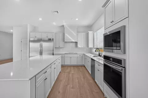 Kitchen - 960 Summit Way W, Madera, CA 93636 photo 2 of 6