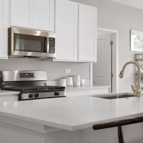 Kitchen - 1000 Waterford St, Algonquin, IL 60102 photo 3 of 4