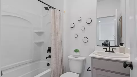 Bath - 1055 Ginkgo Cir, Davis, CA 95618 photo 1 of 1