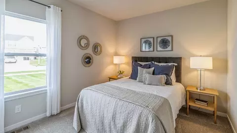 Bedroom - Sanden Rd NE, Cedar Rapids, IA 52411 photo 2 of 8