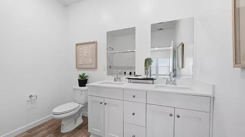 Bath - 1703 Edward Pl, Dinuba, CA 93618 photo 1 of 4