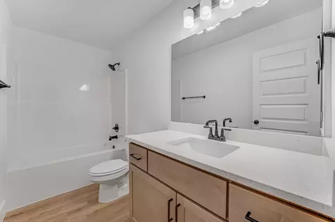 Bath - 1005 Aberdeen Ave, Carl Junction, MO 64834 photo 4 of 11