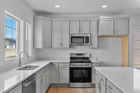 Kitchen - 6417 Vernon Dr, Eagle Mountain, UT 84005 photo 4 of 4