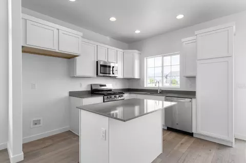 Kitchen - 6417 Vernon Dr, Eagle Mountain, UT 84005 photo 2 of 4