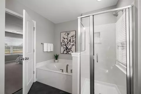 Bath - 6722 Raymond Ave, Pagedale, MO 63133 photo 4 of 22