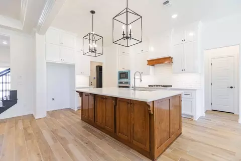 Kitchen - 932 Hydrangea Way, Edmond, OK 73034 photo 13 of 31