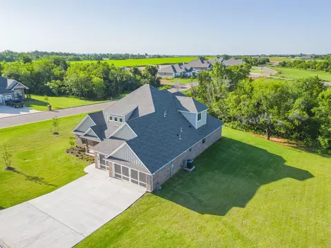 View/Area - 932 Hydrangea Way, Edmond, OK 73034 photo 1 of 9
