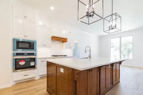 Kitchen - 932 Hydrangea Way, Edmond, OK 73034 photo 15 of 31