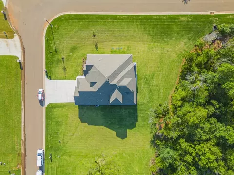 View/Area - 932 Hydrangea Way, Edmond, OK 73034 photo 2 of 9