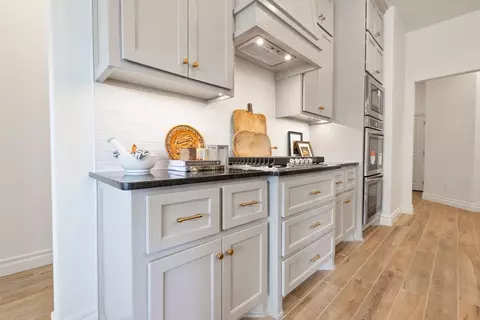 Kitchen - 932 Hydrangea Way, Edmond, OK 73034 photo 4 of 31