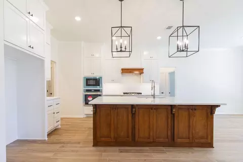 Kitchen - 932 Hydrangea Way, Edmond, OK 73034 photo 14 of 31