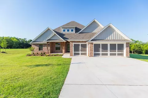 Exterior - 932 Hydrangea Way, Edmond, OK 73034 photo 5 of 40