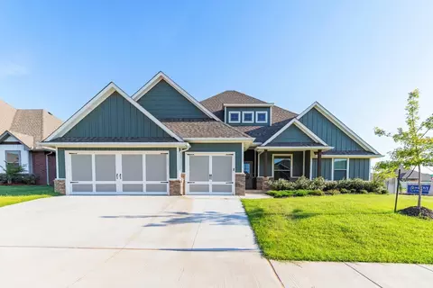 Exterior - 932 Hydrangea Way, Edmond, OK 73034 photo 6 of 40
