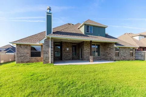 Exterior - 932 Hydrangea Way, Edmond, OK 73034 photo 31 of 40