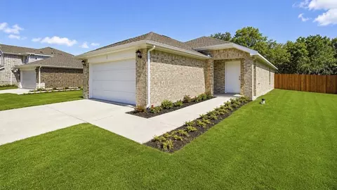 1917 Glory Dr, Bonham, TX 75418