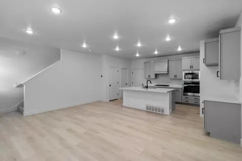 Living - 4 S Starlight Ln, Mapleton, UT 84664 photo 3 of 6