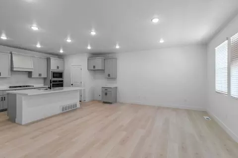 Living - 4 S Starlight Ln, Mapleton, UT 84664 photo 4 of 6