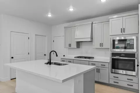 Kitchen - 4 S Starlight Ln, Mapleton, UT 84664 photo 5 of 10