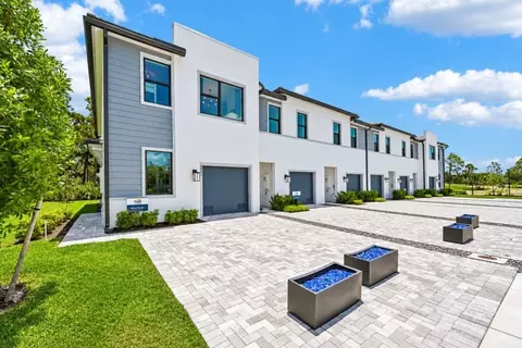 6747 Kavagi Dr, Lantana, FL 33462