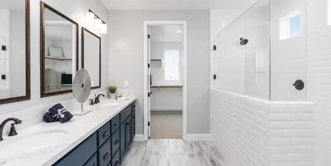 Bath - 972 W Dana Rd, Madera, CA 93636 photo 1 of 3