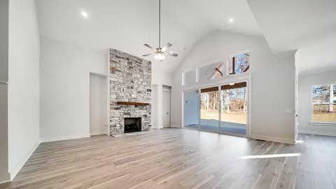 Living - 2913 Biloxi Ct, Murfreesboro, TN 37129 photo 2 of 6